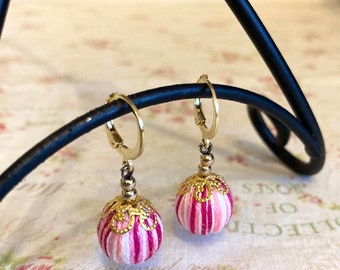 Earrings like candy balls.Small “Temari” beads decorated with embroidery thread.This is a handmade work.