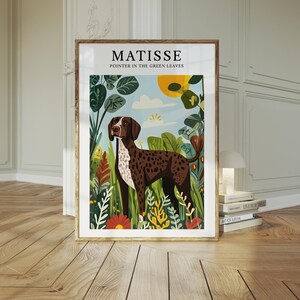 Könnte beinhalten: Eine gerahmte Illustration eines Deutsch Kurzhaar-Hundes, der in einem Feld mit grünen Blättern und Blumen steht. Der Titel der Illustration lautet "Matisse: Pointer in den grünen Blättern".