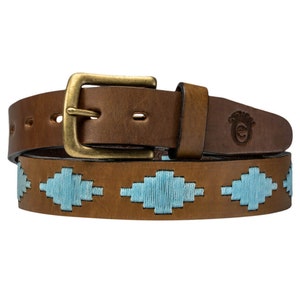 Pu&ograve; includere: Una cintura in pelle marrone con fibbia in ottone e un design ricamato blu. La cintura ha un piccolo logo all'estremit&agrave;.
