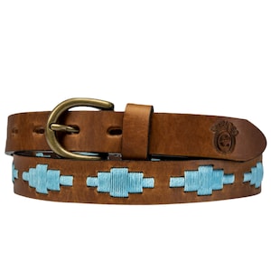 Pu&ograve; includere: Una cintura in pelle marrone con un design ricamato blu e una fibbia in ottone. La cintura ha la scritta "Stone & Co." impressa sulla pelle.