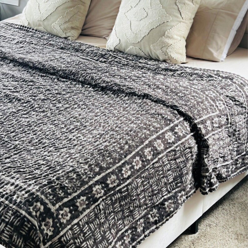 Edredón Kantha floral de algodón marrón vintage, cubrecama estilo boho con estampado de bloques. imagen 4