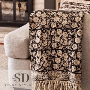 Schwarze, handbedruckte Baumwolldecke mit Blumenmuster – Vintage-Boho-Sofadecke und Tagesdecke (Kingsize) mit dekorativen Quasten