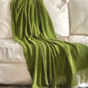 Chunky Knit Throw Blanket with Tassels – Cozy Couch Accent (50"x90") Green