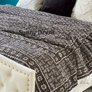 Edredón Kantha floral de algodón marrón vintage, cubrecama estilo boho con estampado de bloques. imagen 2