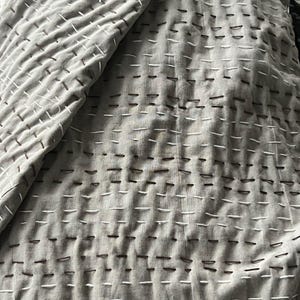 Edredón Kantha floral de algodón marrón vintage, cubrecama estilo boho con estampado de bloques. imagen 7