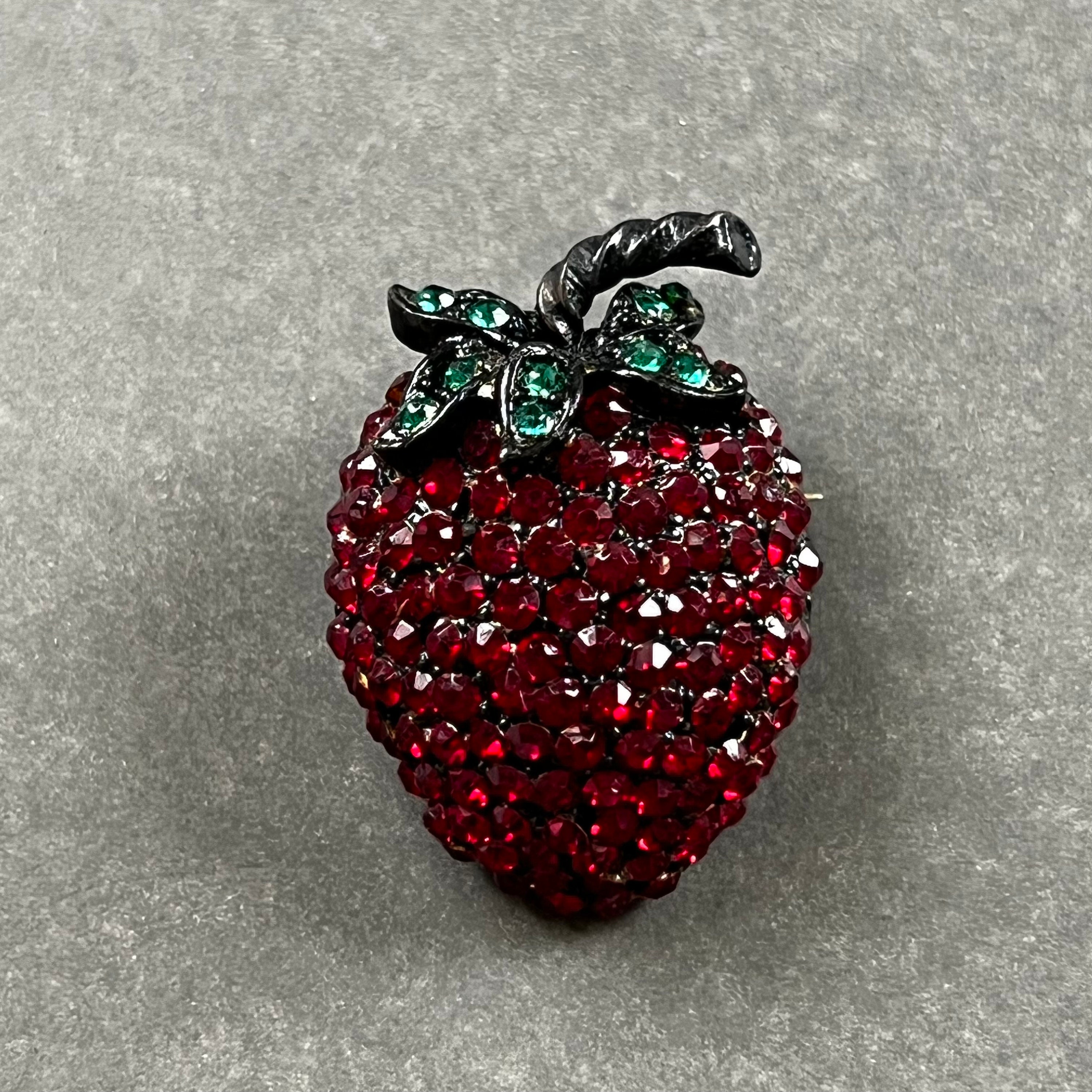 Broche Vintage En Forme De Fraise - Fantaisie Avec Pierre Diamant - Occasion