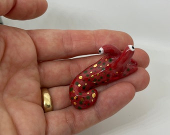 roja con encanto de manchas verdes