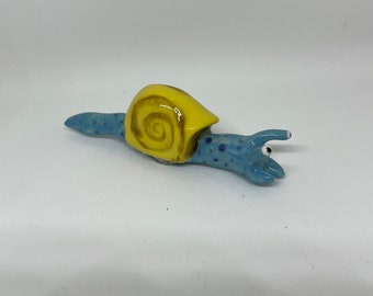 Imán de caracol azul con concha amarilla