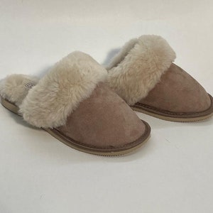 Ladies 100% Leather Slippers  / Ladies slippers made of sheepskin suede leather on top and fur inside for extra warmth