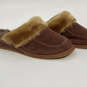 Ladies 100% Leather Slippers  / Ladies slippers made of sheepskin suede leather on top and fur inside for extra warmth/