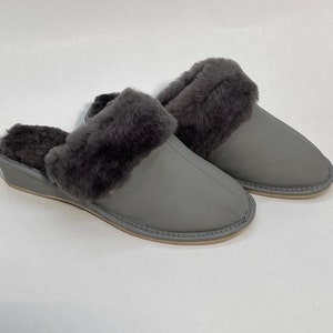 Ladies 100% Leather Slippers  / Ladies slippers made of sheepskin leather on top and fur inside for extra warmth