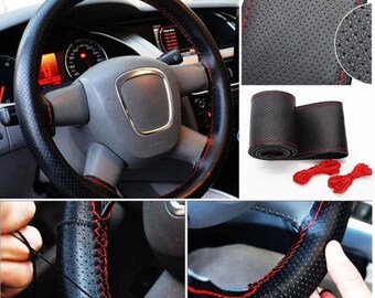 Può includere: Coprivolante in pelle nera con cuciture rosse e design traforato. La copertura è mostrata durante l'installazione su un volante di un'auto.