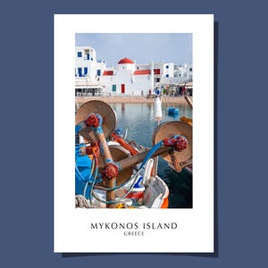 Mykonos Grecia Isola Poster Cartolina Porto Greco Mediterraneo Bianco Blu Cicladi Mar Egeo Barca Arte Stampa Giclée Regalo Arrotolato SENZA CORNICE