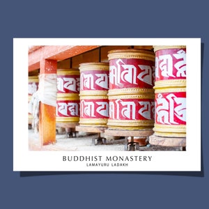 Affiche/carte postale bouddhiste des moulins à prières monastère de Lamayuru Himalaya montagnes Ladakh Inde impression zen idée cadeau Art décoration murale roulé sans cadre