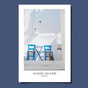 Poster/Cartolina Cat Naxos Island Sedia blu a White Greek Island Vacanze estive nel Mediterraneo Grecia Arte Stampa Giclée Regalo arrotolato SENZA CORNICE