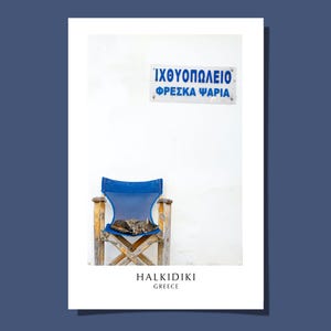 Poster/Cartolina di un negozio di pesce greco Gatto che dorme su una sedia blu al villaggio di White Nikiti, Halkidiki, Grecia Stampa artistica Giclée Regalo arrotolata SENZA CORNICE