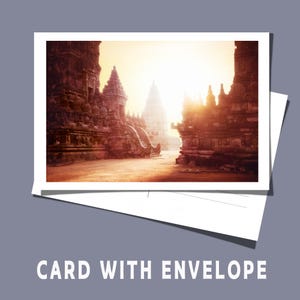 Może przedstawiać: Pocztówka z szczegółową ilustracją starożytnego kompleksu świątynnego skąpanego w ciepłym świetle słonecznym. Karta jest dostarczana z białą kopertą, z tekstem "CARD WITH ENVELOPE" na dole. Obraz przedstawia skomplikowane szczegóły architektoniczne.