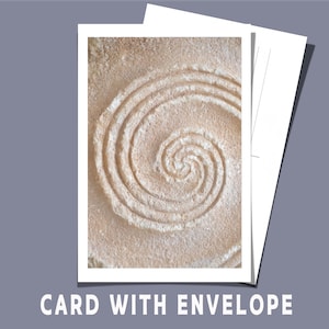 Op de afbeelding: Een wenskaart met een spiraalontwerp in beige en crème tinten, vergezeld van een witte envelop. De tekst "CARD WITH ENVELOPE" staat onderaan de afbeelding.