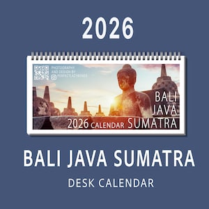 Puede incluir: Un calendario de escritorio para 2026 con una fotografía de Bali, Java y Sumatra. El calendario tiene una encuadernación en espiral blanca y el texto "BALI JAVA SUMATRA DESK CALENDAR". El fondo es azul oscuro.