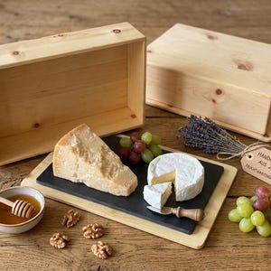 Käsebox Holz • Käseglocke mit Schieferauflage Zirbenholz Käsebrett • Geschenk für Käseliebhaber Servierplatte Käseplatte