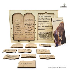Könnte beinhalten: Holzsäulen-Puzzle mit den Zehn Geboten in Hebräisch und Englisch. Das Puzzle besteht aus zehn Einzelteilen, jedes mit einem anderen Gebot. Das Puzzle ist so konzipiert, dass es auf einer Holzbasis mit einem Rahmen zusammengesetzt werden kann.