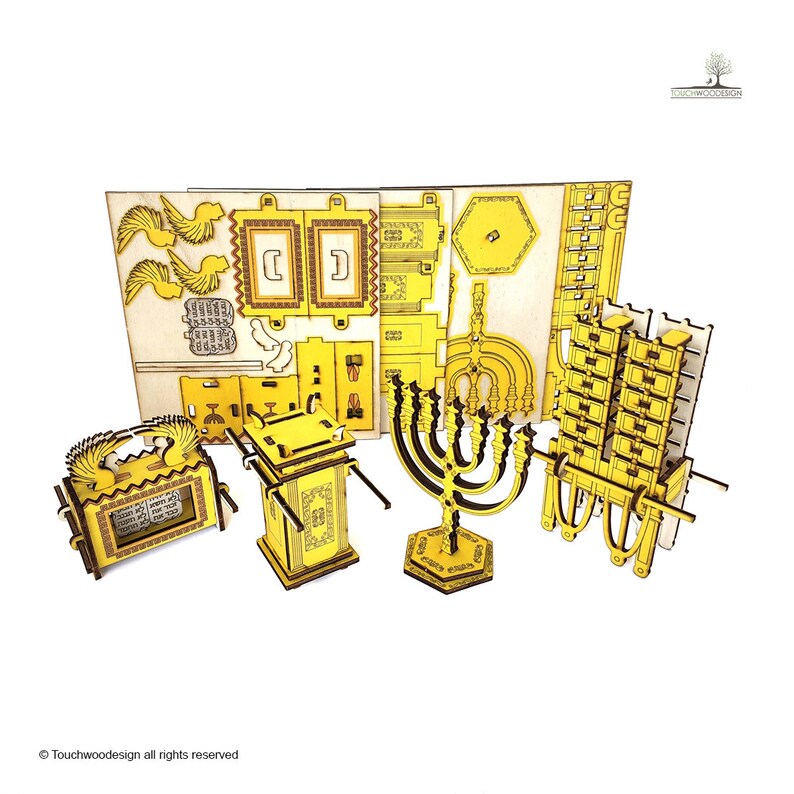 Pu&ograve; includere: Un kit di modellismo in legno del Tempio di Gerusalemme, con l'Arca dell'Alleanza, il Menorah e altri manufatti religiosi. Il kit &egrave; realizzato in legno tagliato al laser e viene fornito con istruzioni di montaggio.