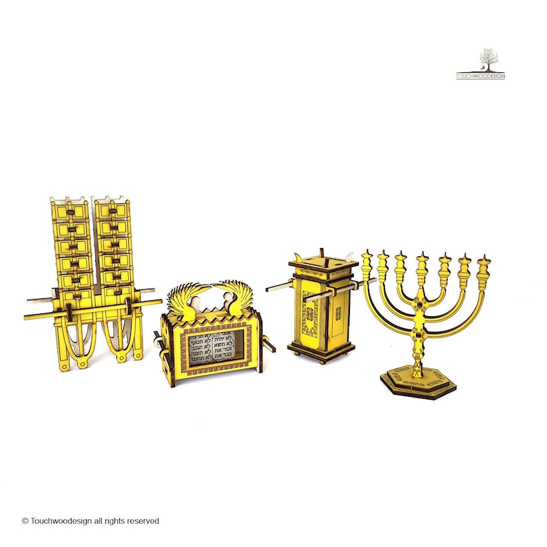 Pu&ograve; includere: Un set di modelli in legno di tre manufatti religiosi: un candelabro a sette bracci dorato, un'arca dell'alleanza dorata e un carro dorato. L'arca &egrave; decorata con testo ebraico.