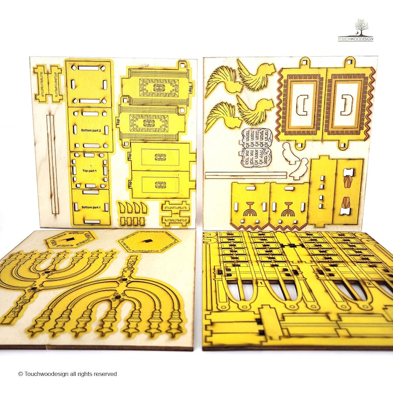 Pu&ograve; includere: Un kit in legno tagliato al laser per costruire una menorah, con uno schema di colori giallo e marrone. Il kit comprende pi&ugrave; pezzi, tra cui una menorah, una base e una parte superiore decorativa. Il kit &egrave; progettato per essere assemblato a mano.