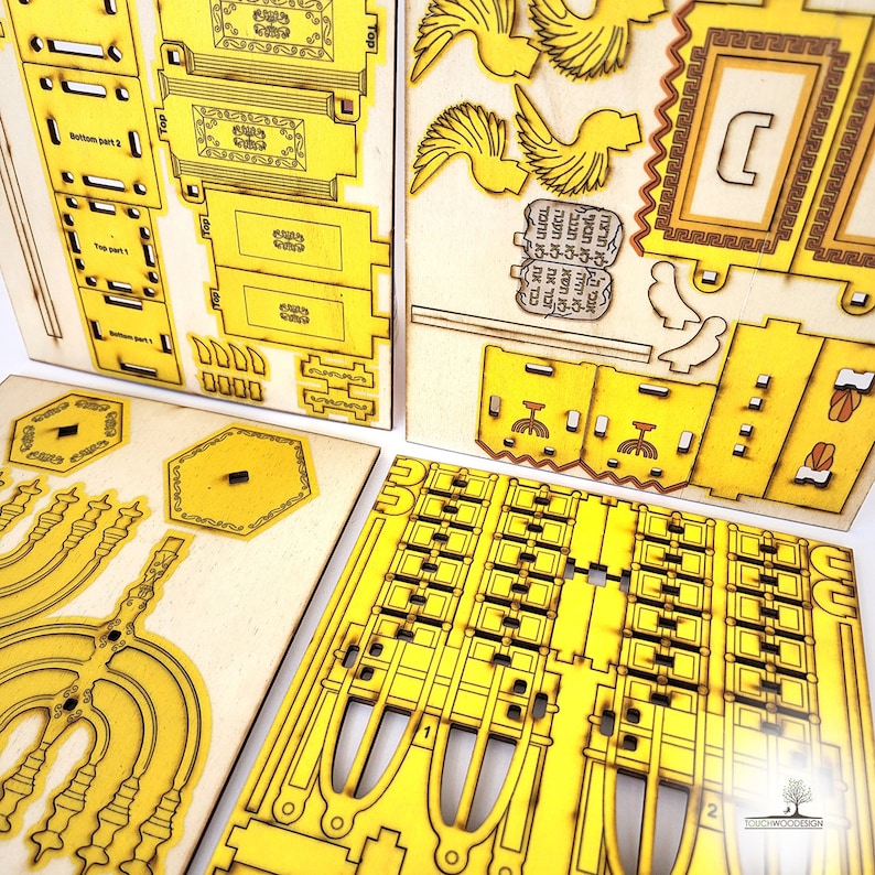 Pu&ograve; includere: Un kit in legno tagliato al laser per costruire un modello di menorah. Il kit include pezzi per la base, la menorah stessa ed elementi decorativi. I pezzi sono gialli e marroni e hanno disegni intricati.
