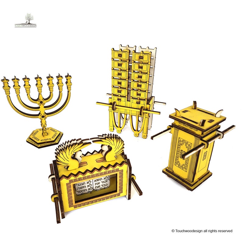 Pu&ograve; includere: Un kit di modellismo in legno della Menorah, dell'Arca dell'Alleanza e del Tabernacolo. La Menorah &egrave; un candelabro a sette bracci, l'Arca dell'Alleanza &egrave; un forziere sormontato da due cherubini, e il Tabernacolo &egrave; un santuario portatile.