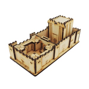 Op de afbeelding: Een houten model van de Tempel in Jeruzalem, met de binnenplaats en het Heilige der Heiligen. Het model is gemaakt van lichtbruin hout met donkerbruine details. De tekst "TOUCHEWOODDESIGN" is op de basis gedrukt.