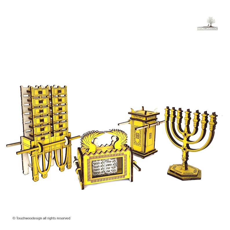 Pu&ograve; includere: Un kit di modellismo in legno dell'Arca dell'Alleanza, del Menorah e del Tabernacolo. L'Arca dell'Alleanza &egrave; una cassa di legno sormontata da due cherubini. Il Menorah &egrave; un candelabro a sette bracci. Il Tabernacolo &egrave; una struttura in legno con una porta e una finestra.