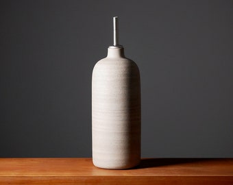 Botella de aceite. Dispensador de aceite. Cerámica. 20,5 cm. Gris. Botella. Hecho a mano. Gris.