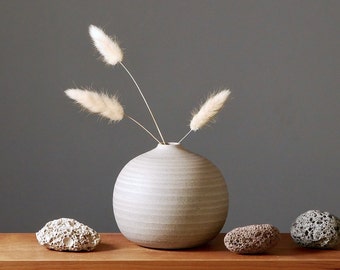 kugelvase. 13,5cm.  keramik. betongrau. grau. vase. kleine öffnung.