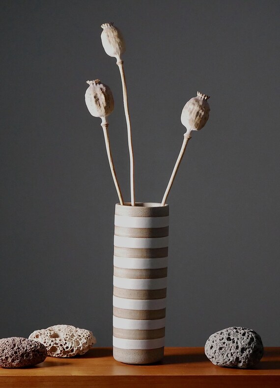Vase. keramik. ca. 17,5cm. grau. zylinder. gestreift. handgefertigt