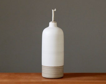 ölflasche. ölspender. keramik. 20,5 cm. grau / weiß . flasche. handgefertigt.