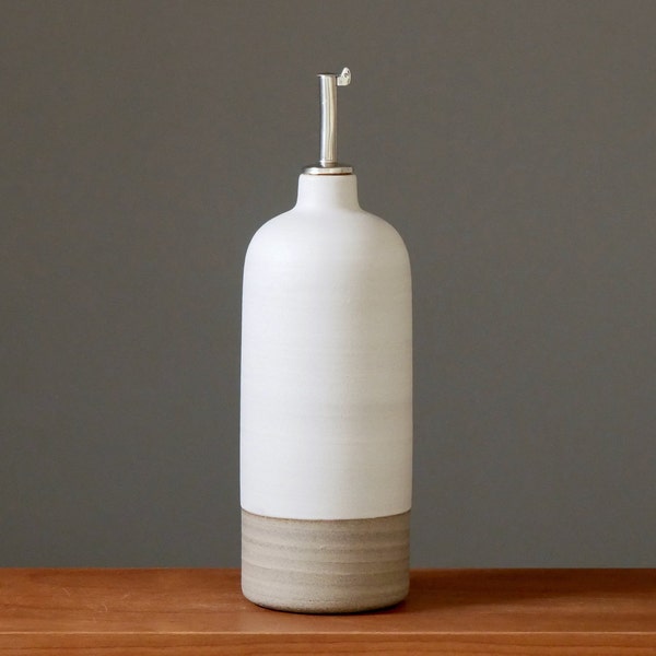 ölflasche. ölspender. keramik. 20,5 cm. grau / weiß . flasche. handgefertigt. grau.