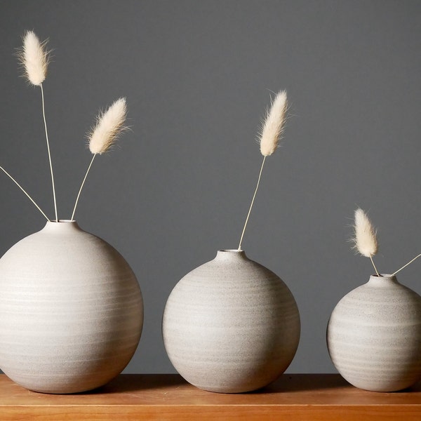 kugelvase. vase. keramik. grau. 4 größen. ballvase. minimalistisch. blumenvase.