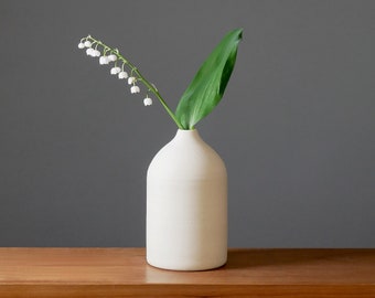 vase. keramik. 14 cm. flaschenvase. blumenvase. weiß. trockenblumen. geschenk. wasserdicht.