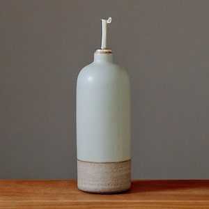 ölflasche. ölspender. keramik. 20,5 cm. grau / eisblau . flasche. handgefertigt. grau.