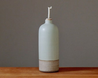 Bottiglia per olio. Dispenser per olio. Ceramica. 20,5 cm. Grigio/blu ghiaccio. Bottiglia. Fatta a mano. Grigio.