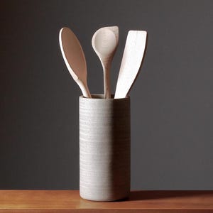 Bestekhouder. Houder voor kooklepels. Keramiek. 16,5 cm. Grijs. Cilindervormig. Keukenbestekhouder.