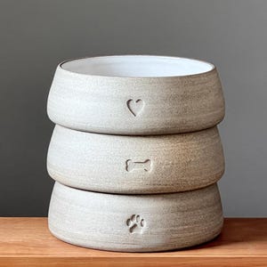 Comedero de cerámica. Talla M. Diseño de corazón, hueso y huella. Comedero para perro. Comedero para gato. Gris hormigón. Regalo.