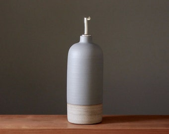 olie fles. olie dispenser. keramiek. 20,5 cm. grijs / grijs. fles. handgemaakt.