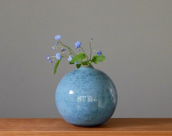kugelvase. 13,5 cm. keramik. blau. vase. kleine öffnung.