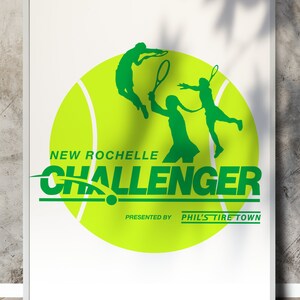 K&ouml;nnte beinhalten: Eine gr&uuml;ne und gelbe Tennisballgrafik mit zwei Silhouetten von Tennisspielern in Aktion. Der Text "NEW ROCHELLE CHALLENGER" ist gr&uuml;n und der Text "PRESENTED BY PHIL'S TIRE TOWN" ist schwarz.