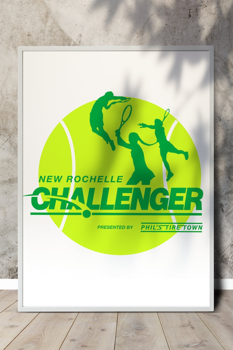 K&ouml;nnte beinhalten: Eine gr&uuml;ne und gelbe Tennisballgrafik mit zwei Silhouetten von Tennisspielern in Aktion. Der Text "NEW ROCHELLE CHALLENGER" ist gr&uuml;n und der Text "PRESENTED BY PHIL'S TIRE TOWN" ist schwarz.