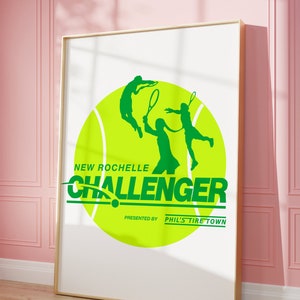 K&ouml;nnte beinhalten: Ein gr&uuml;ner Tennisball mit zwei Silhouetten von Tennisspielern in Aktion. Der Text "NEW ROCHELLE CHALLENGER" ist in Gr&uuml;n unter dem Ball geschrieben. Der Text "PRESENTED BY PHIL'S TIRE TOWN" ist in Schwarz unter dem Text "CHALLENGER" geschrieben.