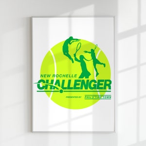 K&ouml;nnte beinhalten: Ein gr&uuml;nes und wei&szlig;es Poster mit einer Tennisballgrafik und dem Text "New Rochelle Challenger" und "Presented by Phil's Tire Town".