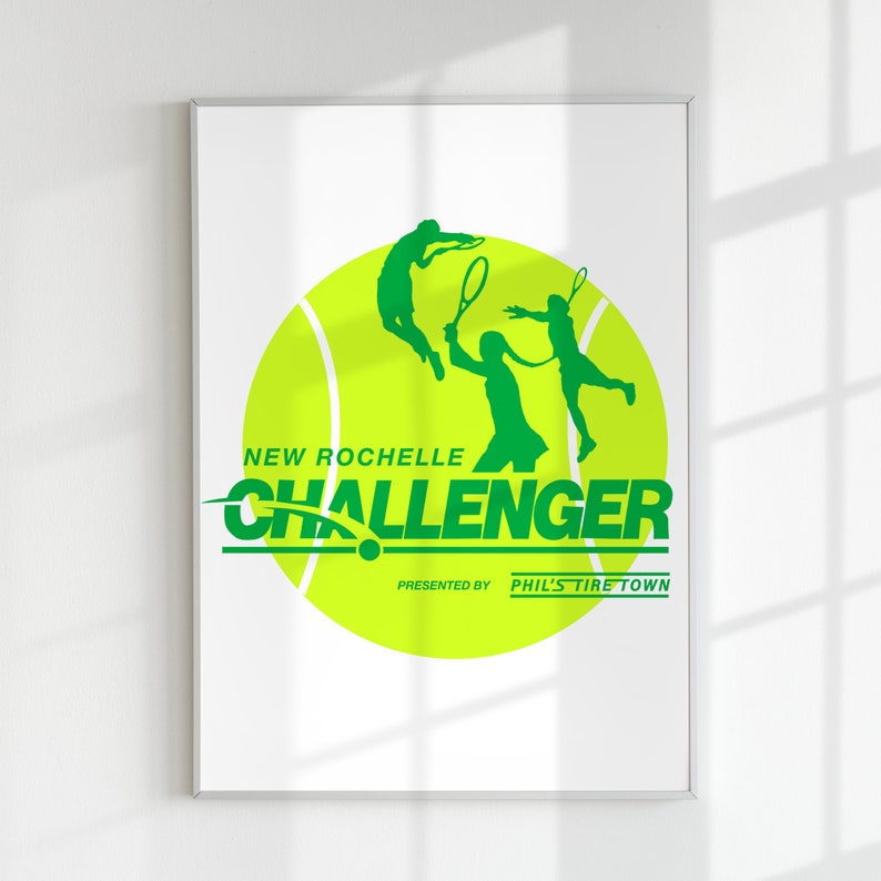 K&ouml;nnte beinhalten: Ein gr&uuml;nes und wei&szlig;es Poster mit einer Tennisballgrafik und dem Text "New Rochelle Challenger" und "Presented by Phil's Tire Town".